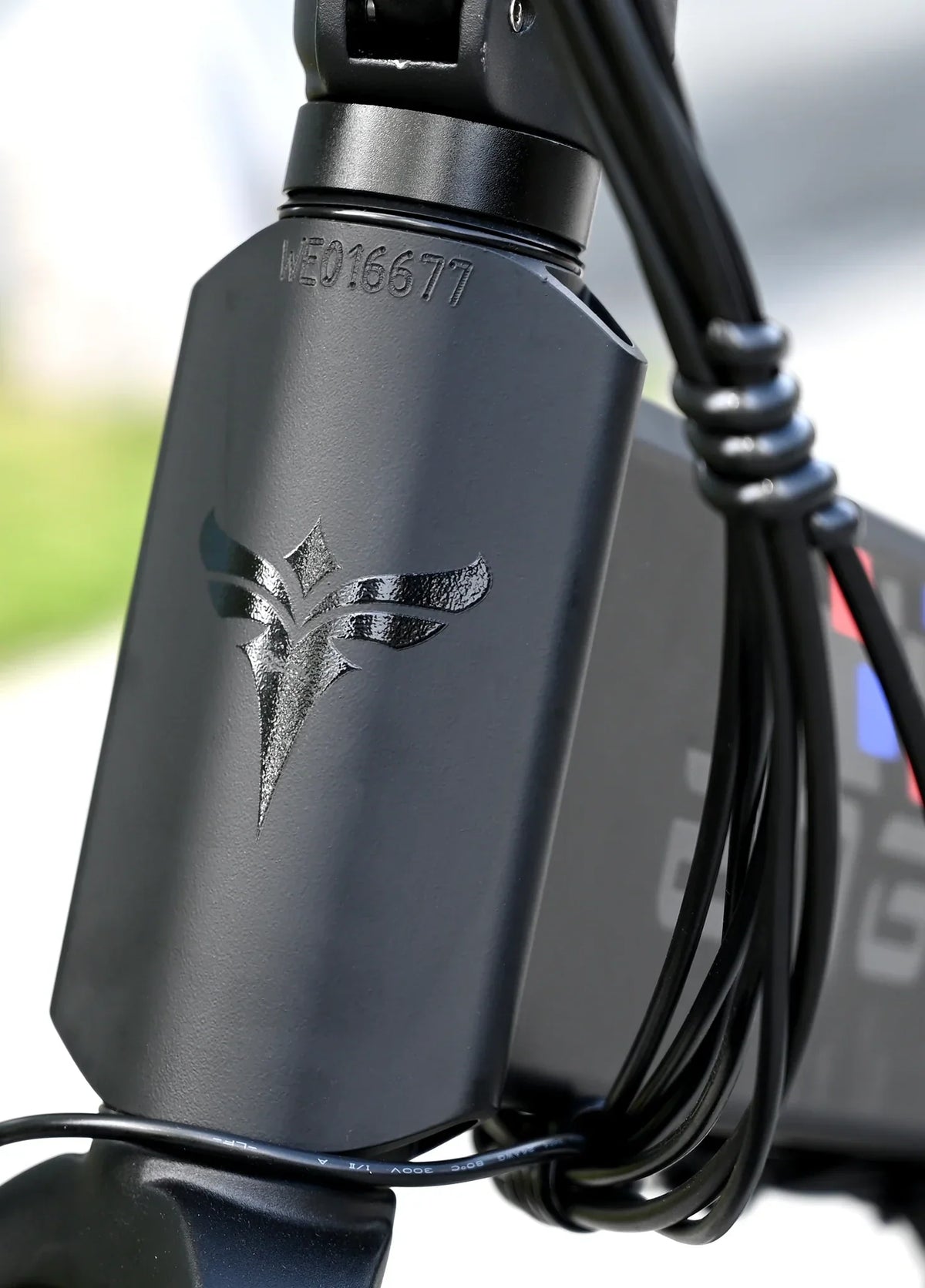 Detalj crnog okvira električnog bicikla Engwe Engine X s logotipom i serijskim brojem
