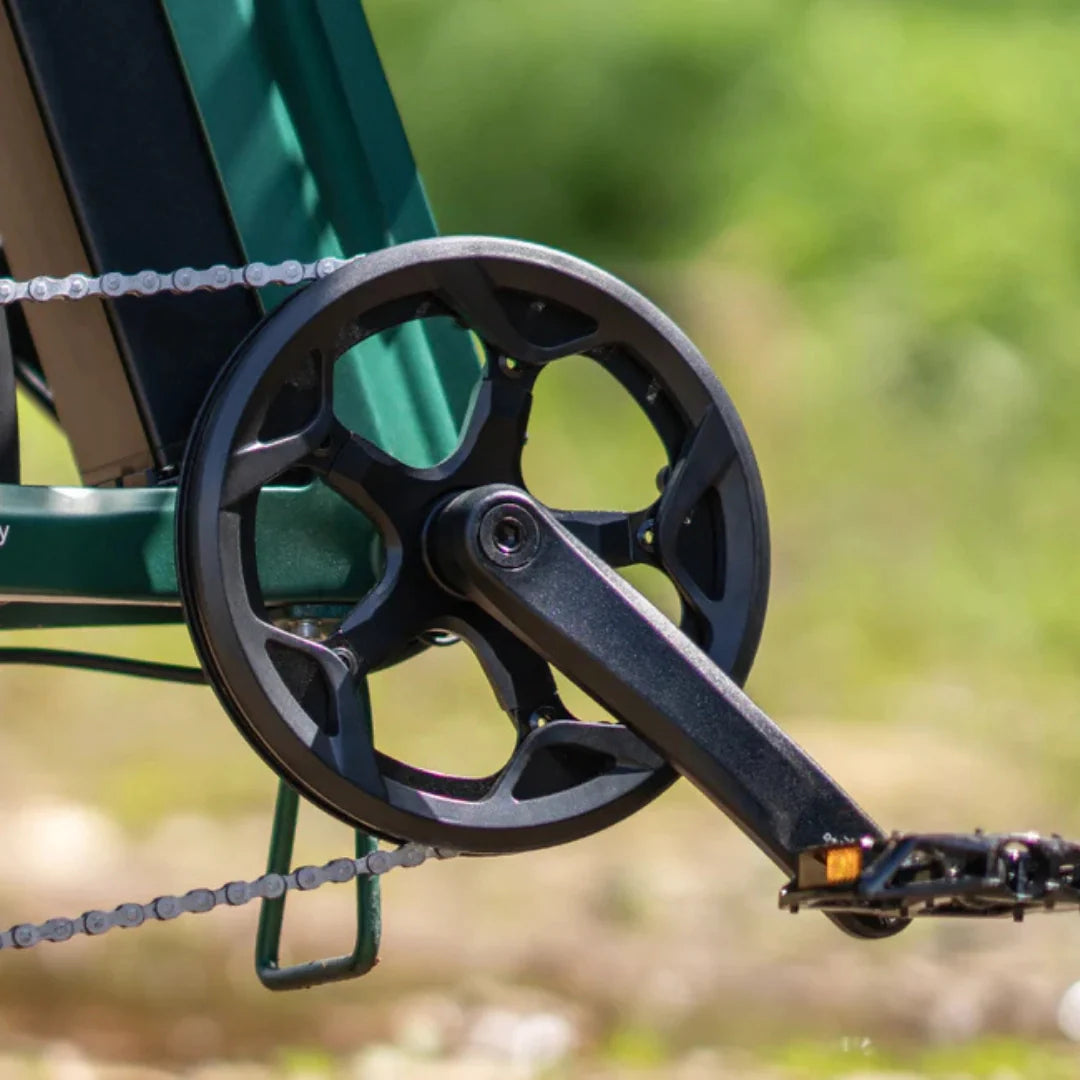 Krupni kadar crnog pogona s pedalom na električnom biciklu Engwe EP-2 3.0 Boost
