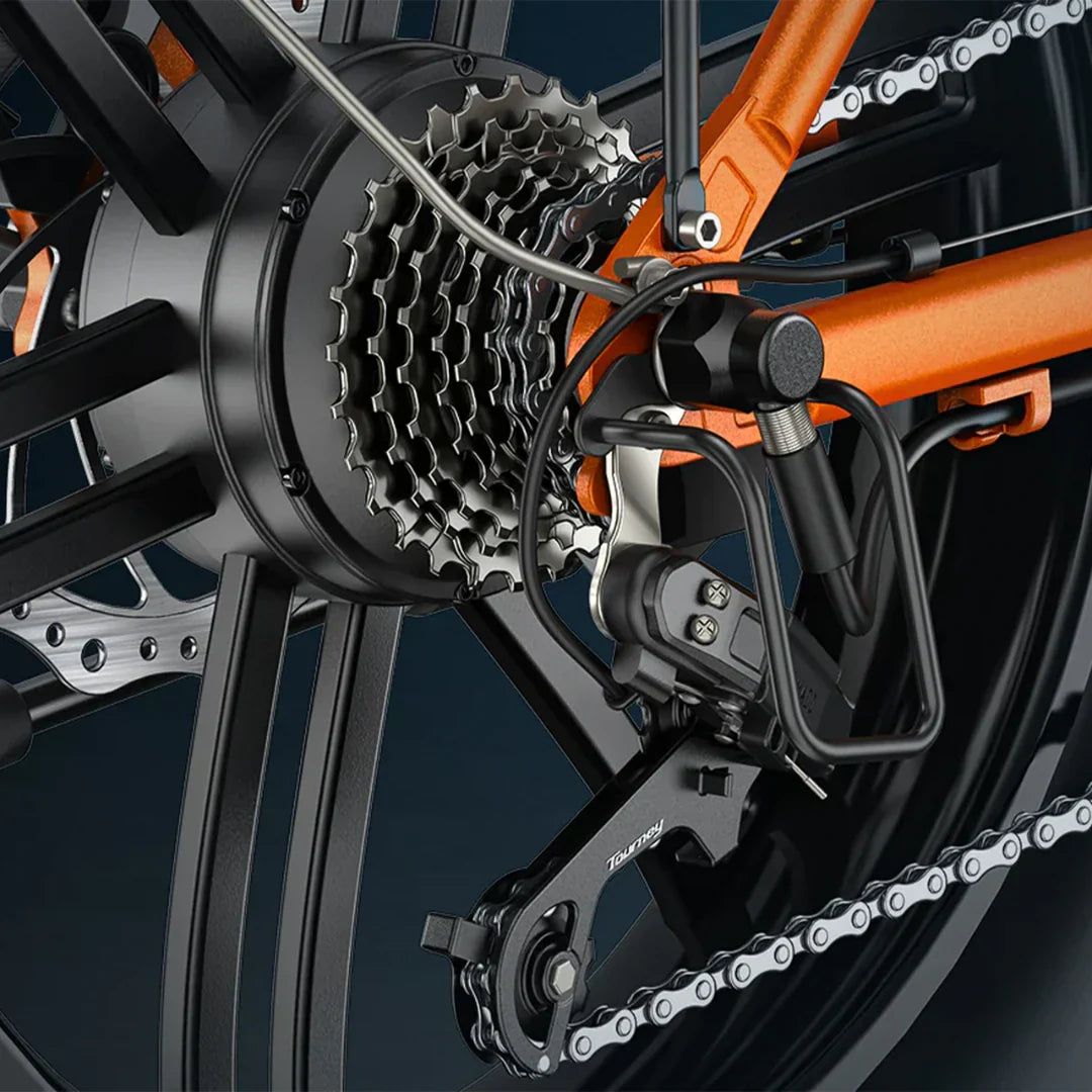 Detaljan prikaz stražnjeg mjenjača Shimano Tourney na narančastom električnom biciklu Engwe EP-2 Pro
