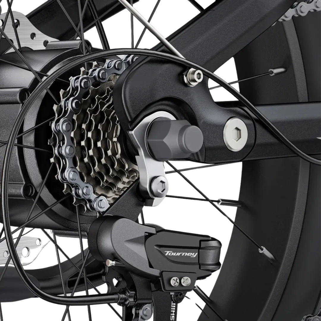 Detalj stražnjeg mjenjača Shimano Tourney na električnom biciklu Engwe L20 3.0 Boost crne boje