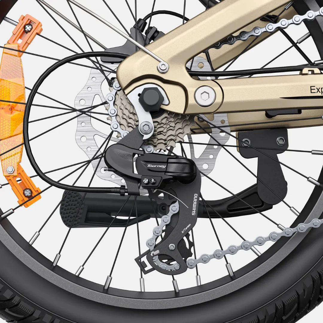 Detalj stražnjeg Shimano Tourney mjenjača i zupčanika na električnom biciklu Engwe L20 3.0 Pro