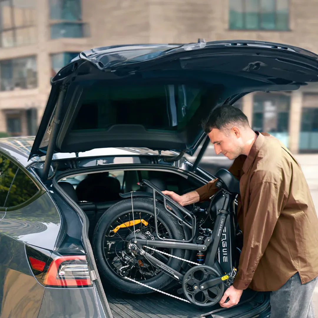 Muškarac sprema crni električni bicikl Engwe L20 3.0 Pro u prtljažnik automobila