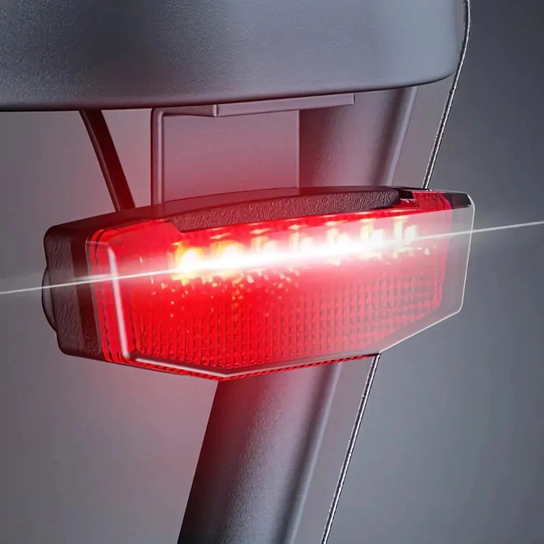 Crveno stražnje LED svjetlo na električnom biciklu Engwe LE20 krupni plan detalja