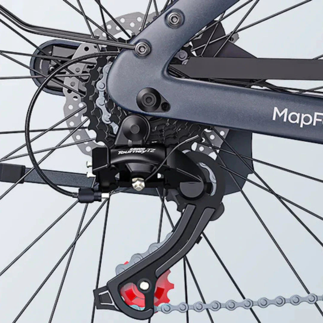 Detaljan prikaz stražnjeg Shimano Tourney mjenjača na električnom biciklu Engwe MapFour N1 Pro