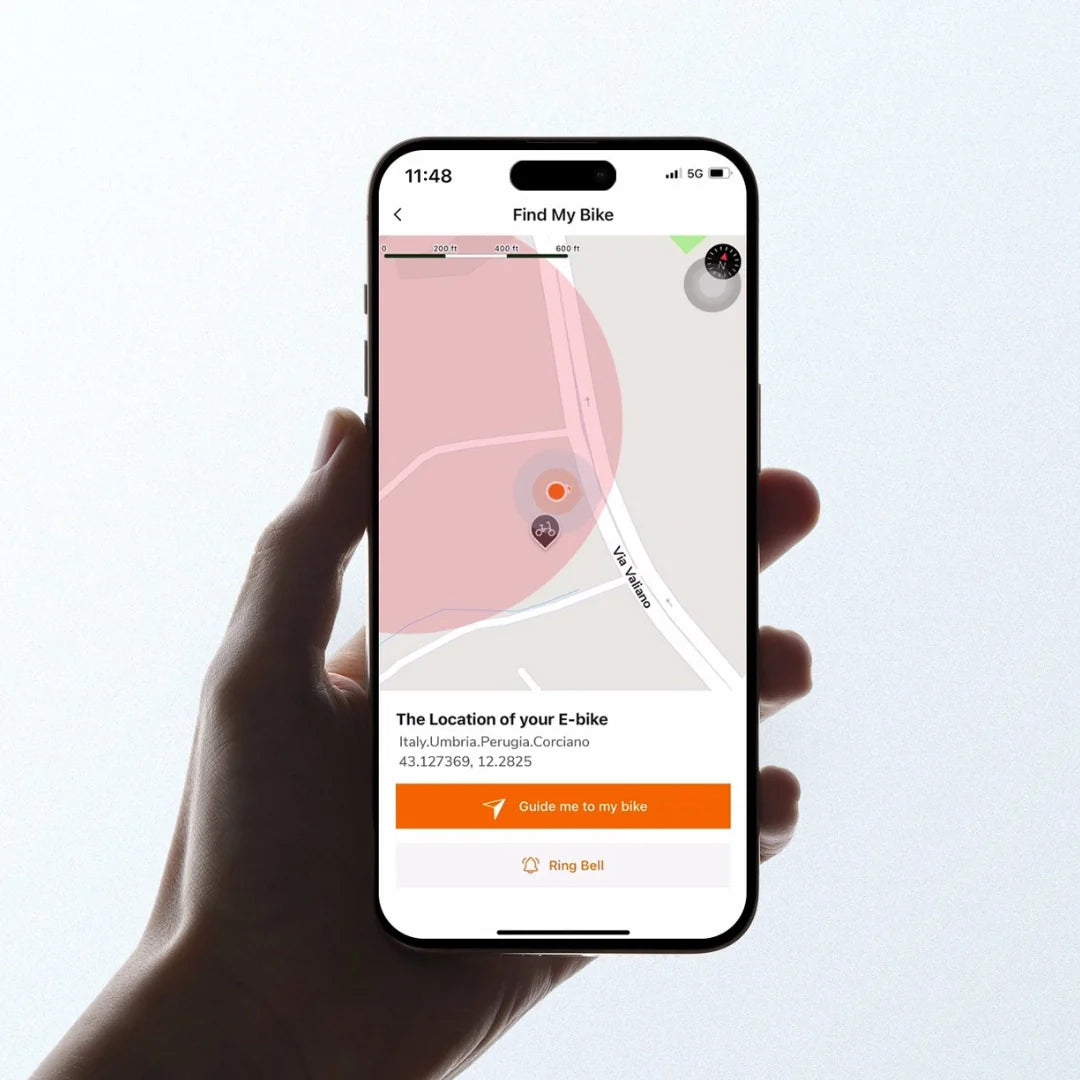 Ruka drži pametni telefon s aplikacijom za lociranje električnog bicikla Engwe Mapfour N1 Pro na