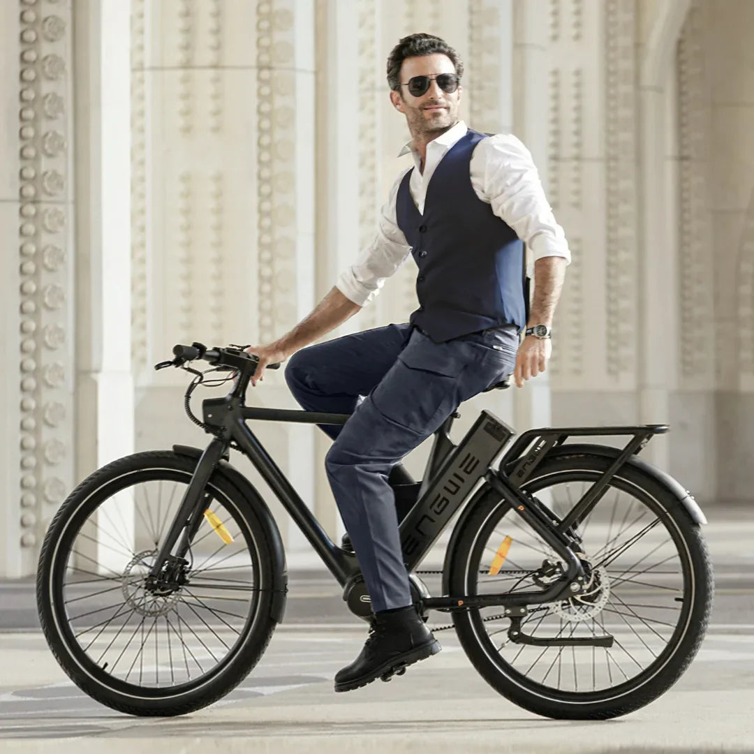 Muškarac u elegantnoj odjeći vozi crni električni bicikl Engwe P275 Pro, bočni pogled