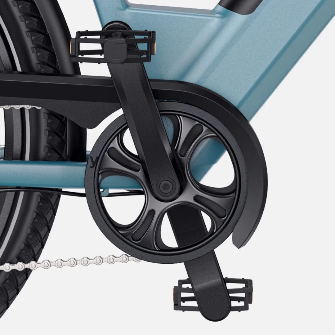 Detalj pogona crne boje s pedalama na električnom biciklu Engwe P275 SE plavog okvira