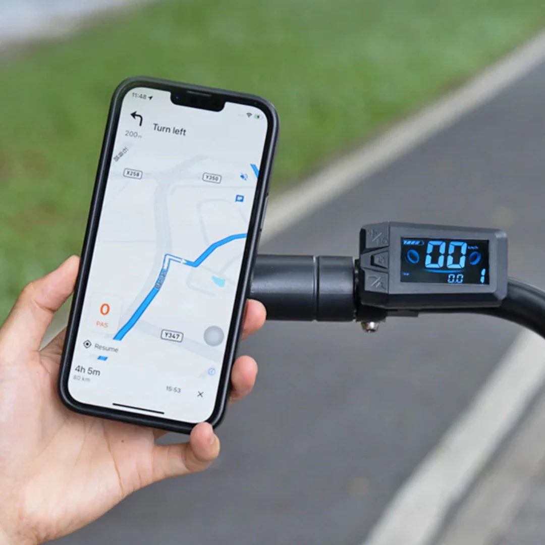 Zaslon električnog bicikla Engwe P275 SE i pametni telefon s navigacijom na upravljaču