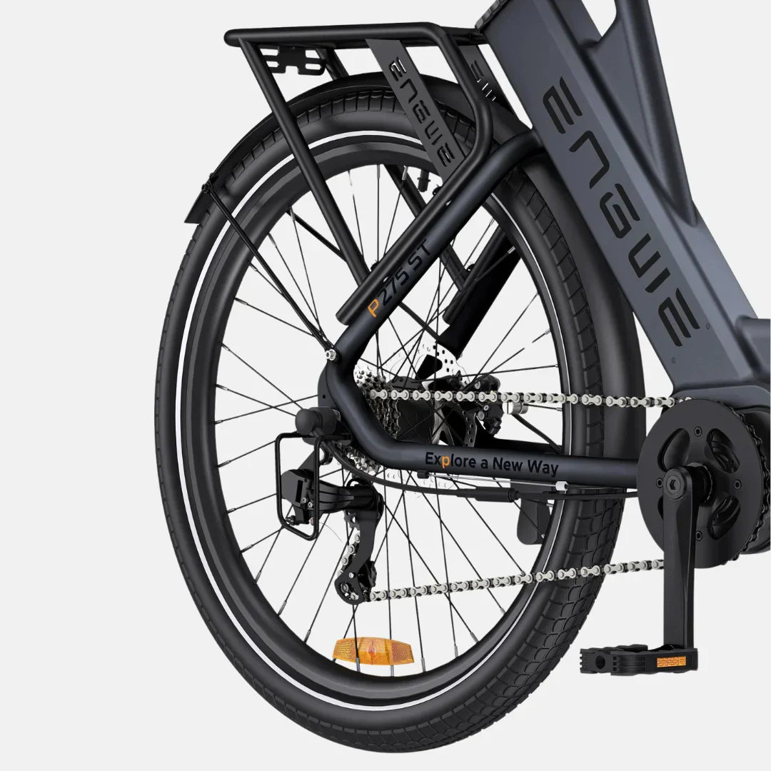 Krupni plan stražnjeg kotača i prijenosa električnog bicikla Engwe P275 ST crne boje