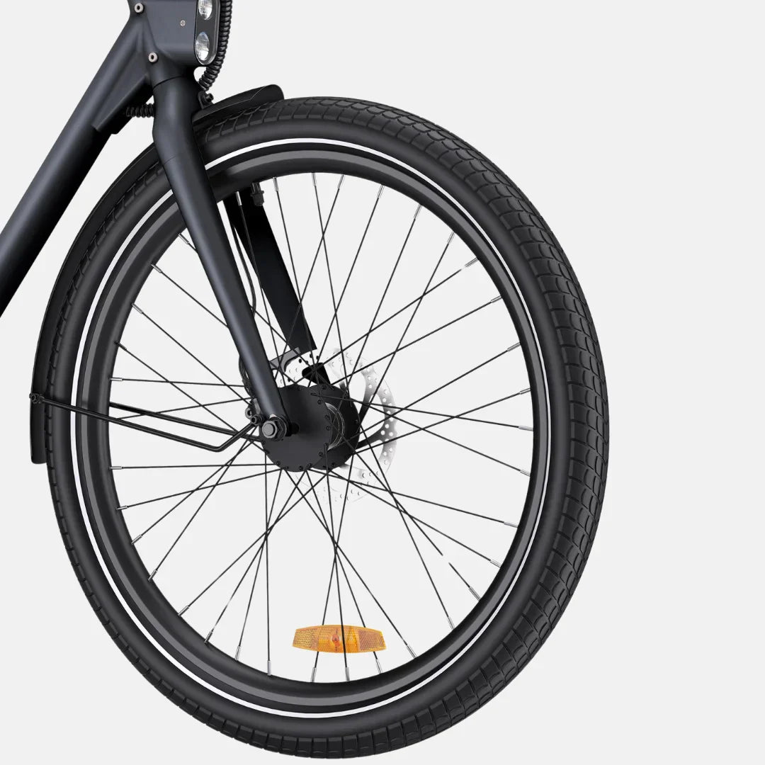 Krupan kadar prednjeg kotača crnog električnog bicikla Engwe P275 ST s disk kočnicom