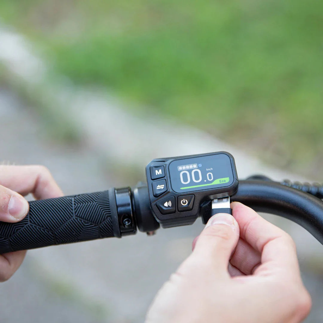 LCD zaslon električnog bicikla Fiido C11 s prikazom brzine i USB punjenjem na upravljaču