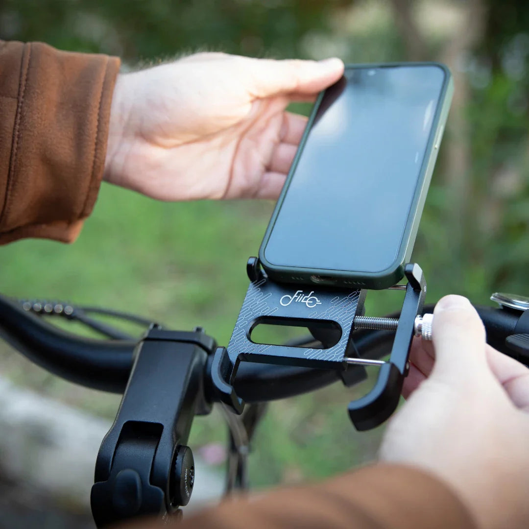 Crni metalni držač mobitela za električni bicikl Fiido C11 montiran na upravljač