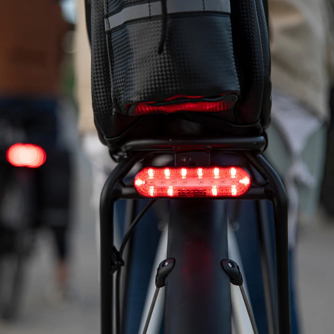 Stražnje crveno LED svjetlo na nosaču tereta električnog bicikla Fiido C11 iz blizine
