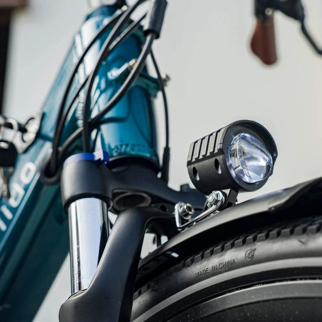 Prednje LED svjetlo na električnom biciklu Fiido C11 Pro, detaljan prikaz montiranog svjetla