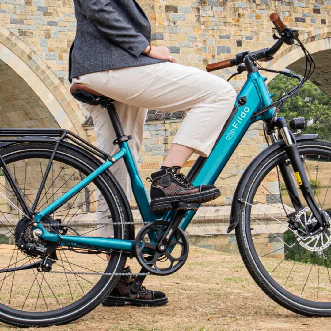 Električni bicikl Fiido C11 Pro tirkizne boje bočni pogled s osobom koja sjedi na sjedalu