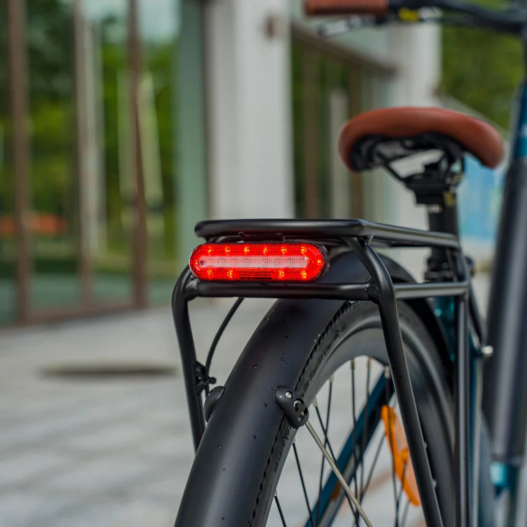 Crveno stražnje LED svjetlo na prtljažniku električnog bicikla Fiido C11 Pro izbliza