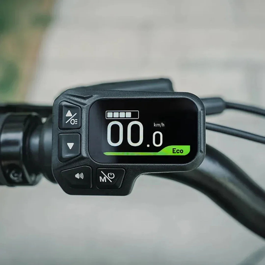 Digitalni LCD zaslon na upravljaču električnog bicikla Fiido D11 s prikazom brzine i razine baterije