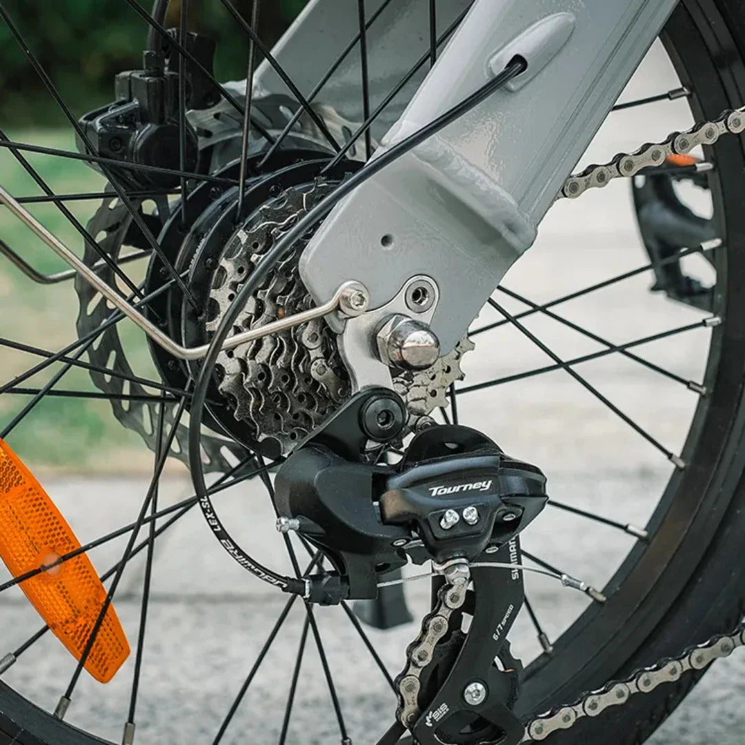 Detalj Shimano Tourney stražnjeg mjenjača na sivoj rami električnog bicikla Fiido D11