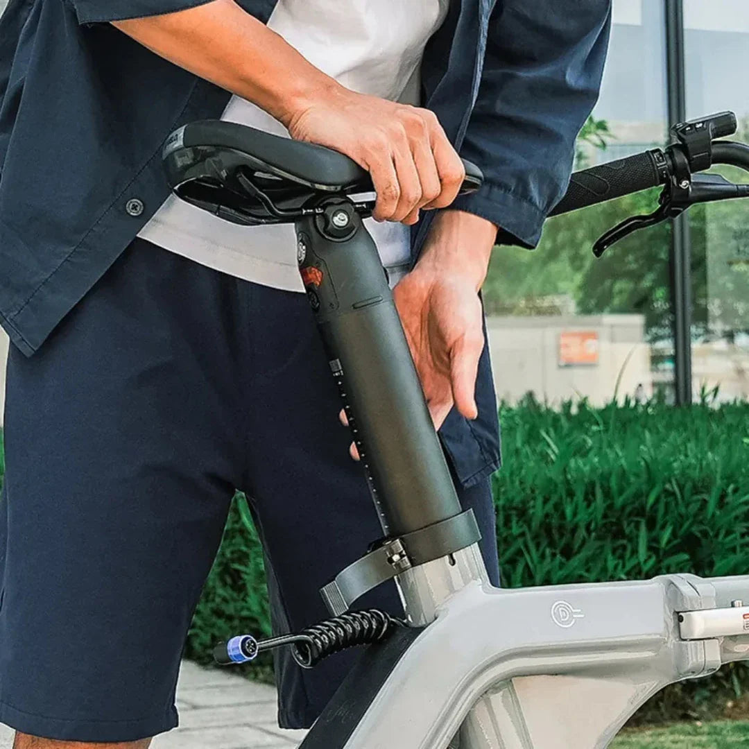 Korisnik namješta visinu sjedala s integriranom baterijom na električnom biciklu Fiido D11