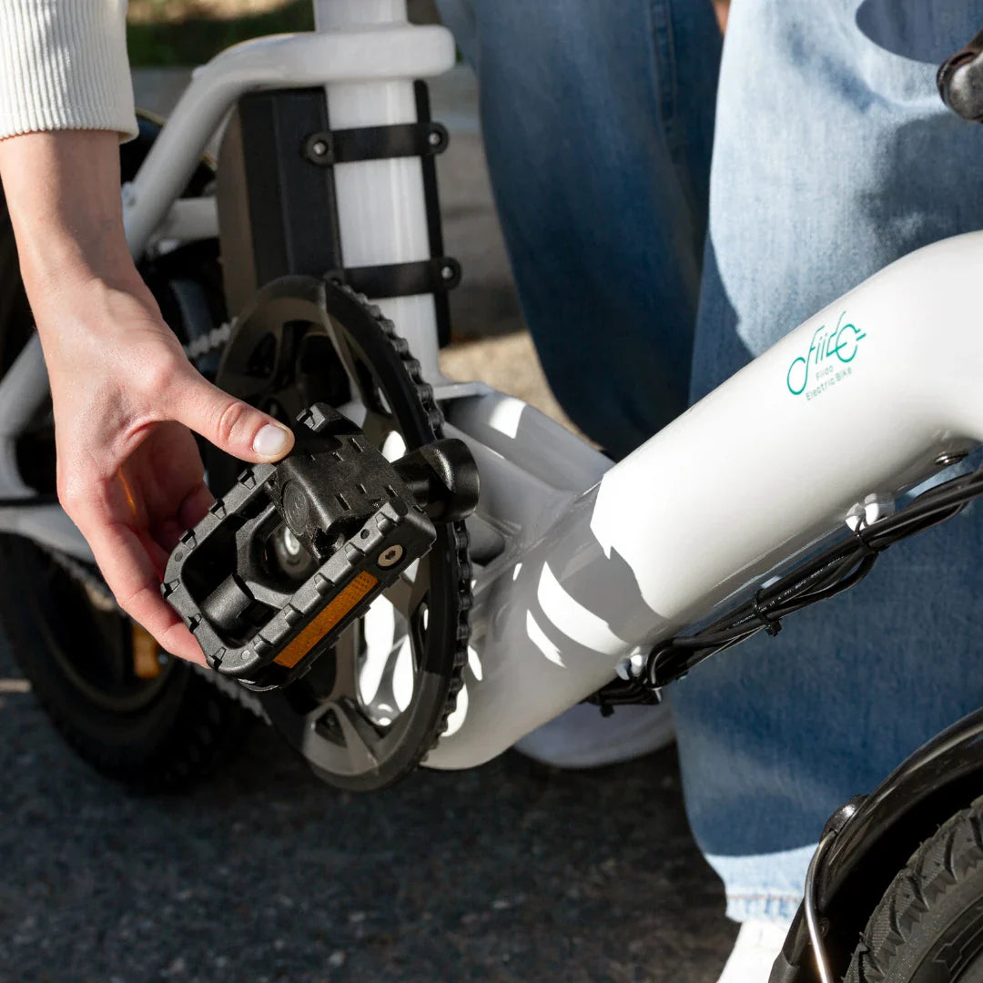 Sklopiva pedala električnog bicikla Fiido D3 Pro mini bijele boje krupni plan