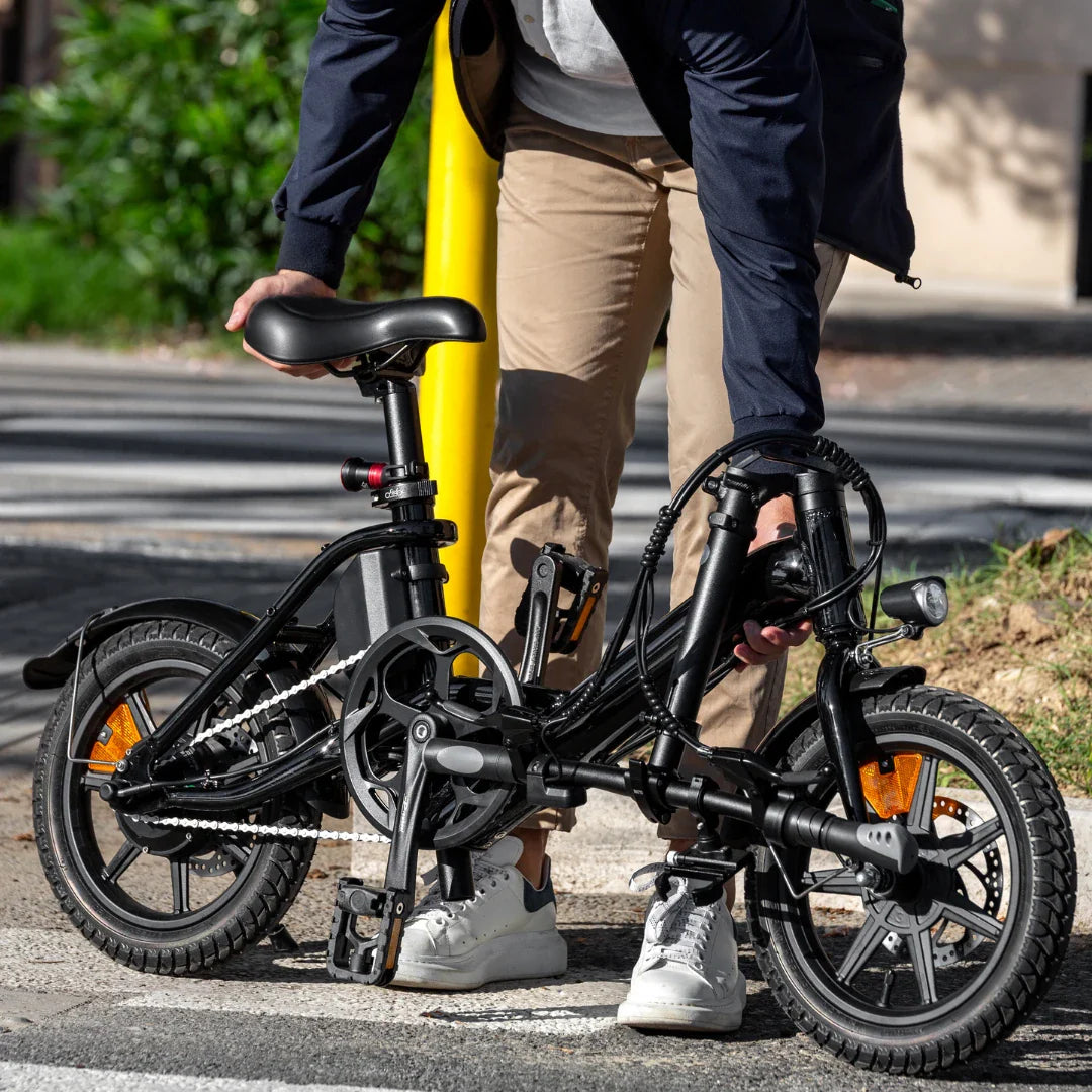 Crni električni bicikl Fiido D3 Pro Mini u procesu sklapanja na ulici