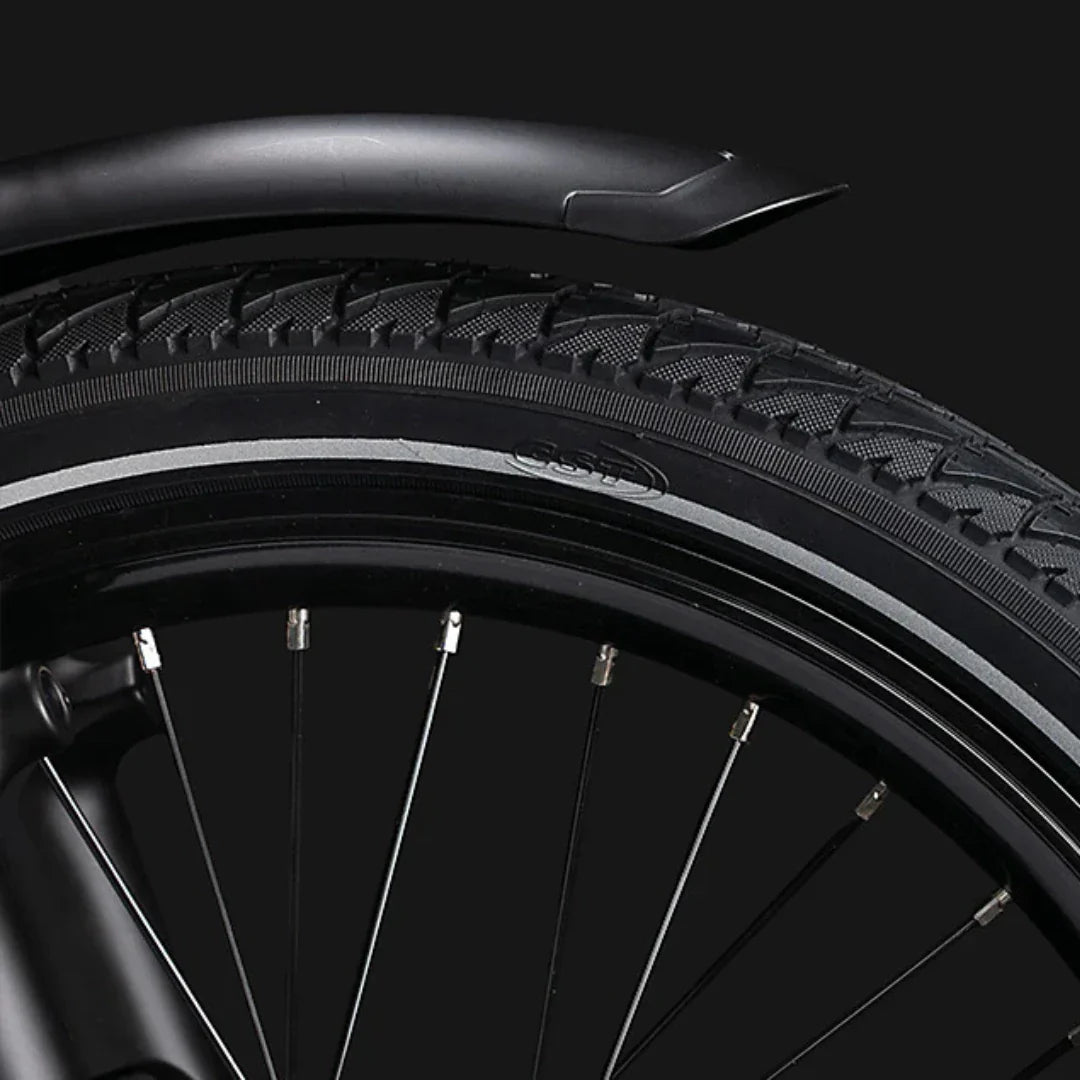 Detalj kotača i blatobrana električnog bicikla Jobobike Ace Pro na crnoj pozadini