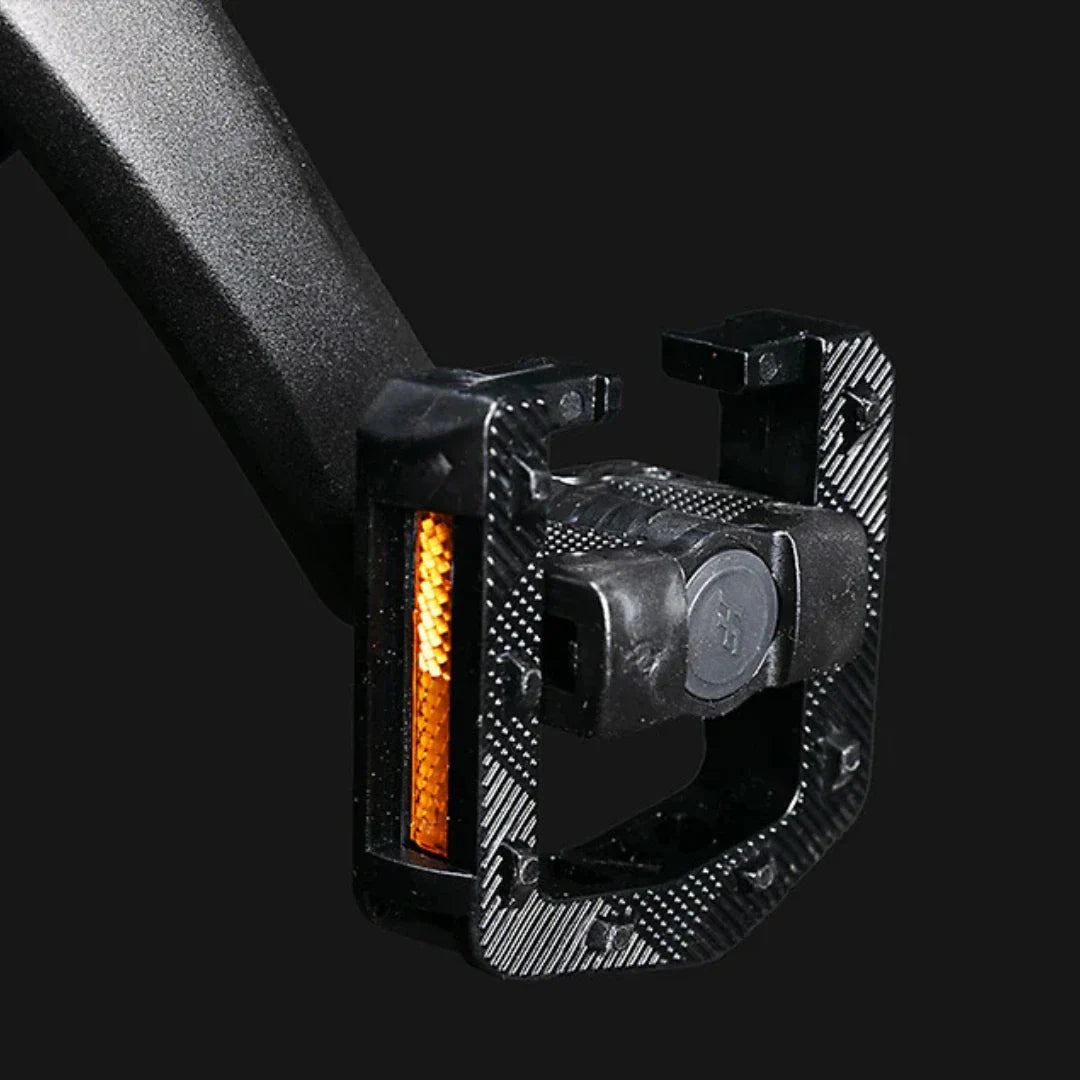 Detalj crne pedale s reflektorom na električnom biciklu Jobobike Ace Pro