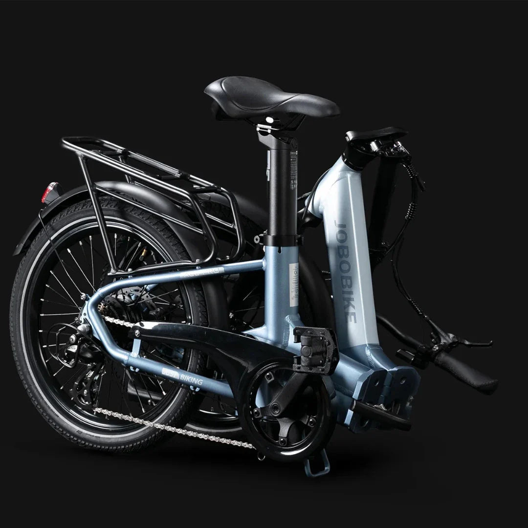 Sklopljen plavi električni bicikl Jobobike Ace Pro, pogled sa strane na crnoj pozadini