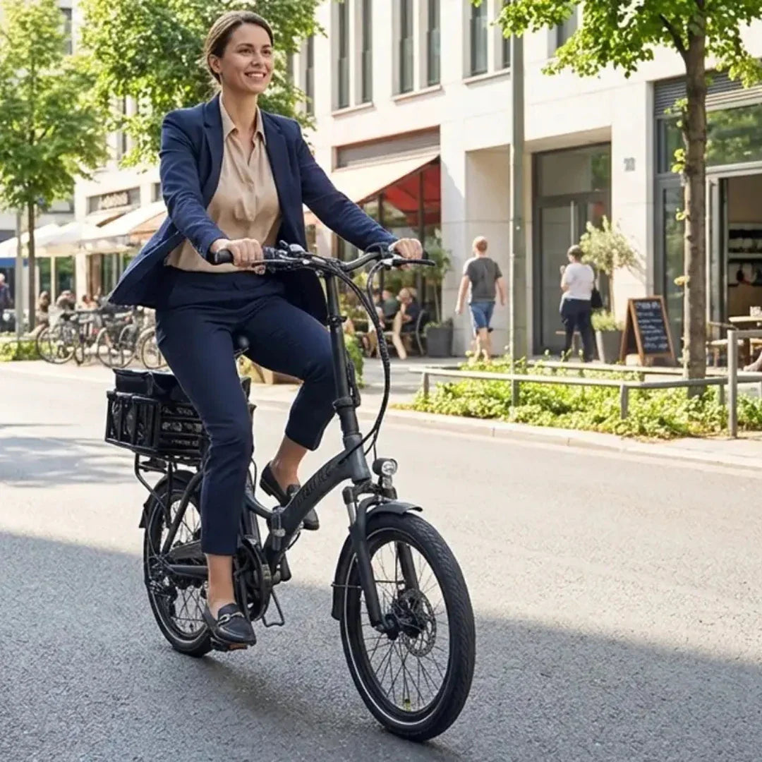 Žena u poslovnom odijelu vozi crni sklopivi električni bicikl Jobobike Sam na gradskoj ulici