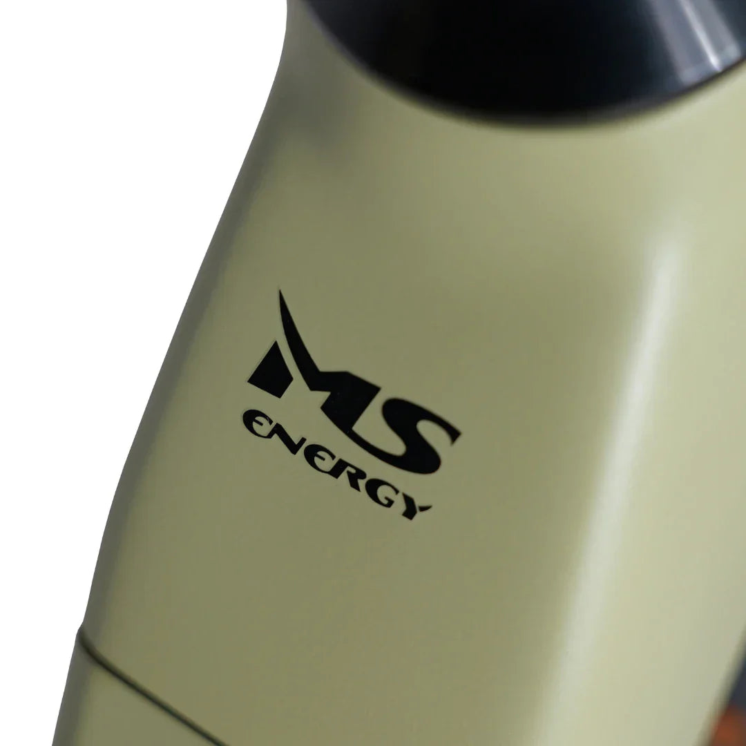 Krupni kadar logotipa MS Energy na maslinasto zelenom okviru električnog bicikla C300