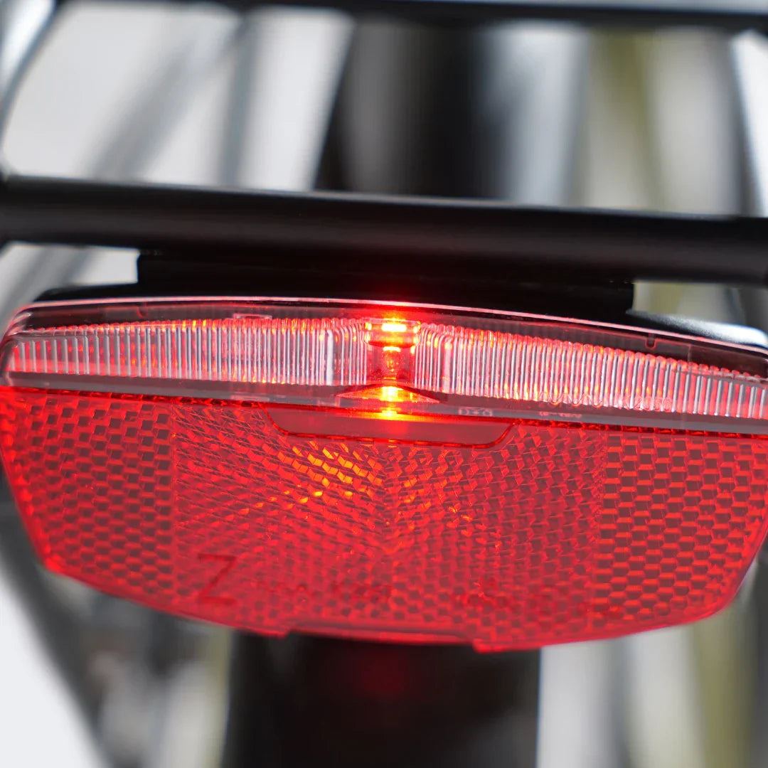 Crveno stražnje svjetlo s reflektorom na električnom biciklu MS Energy C300, detaljni prikaz