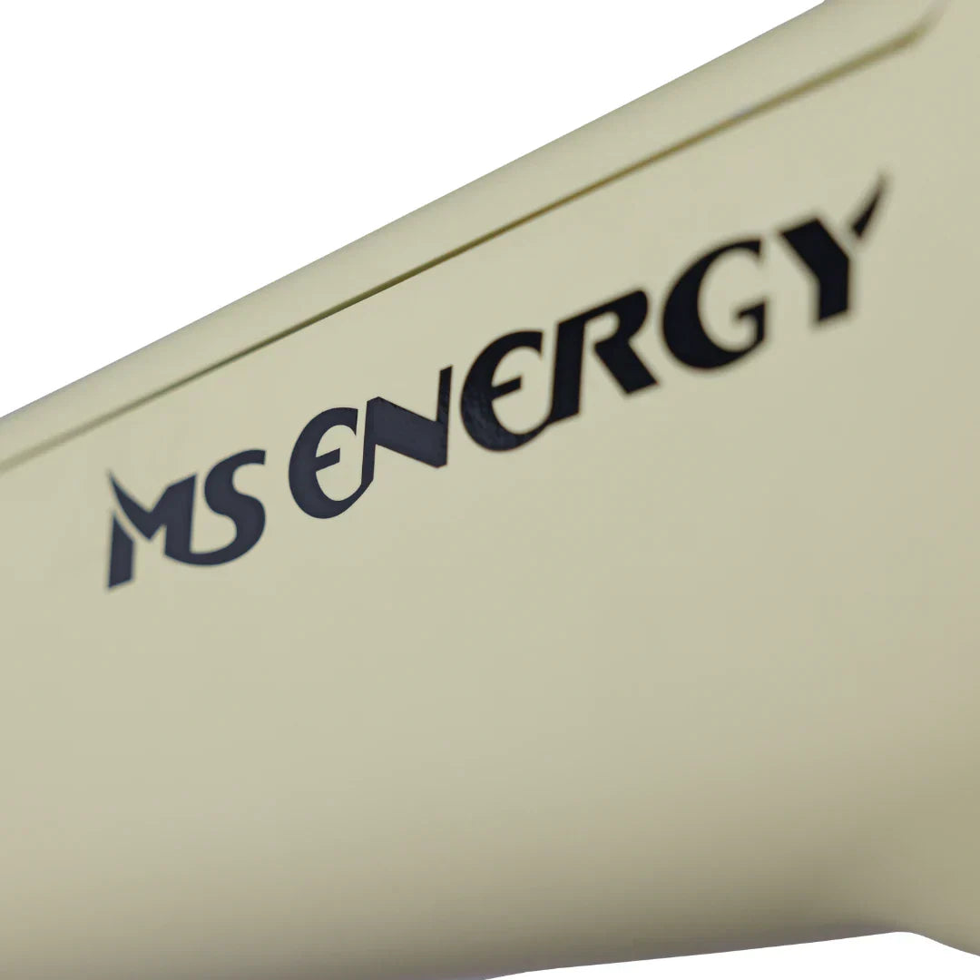 Krupni kadar logotipa MS Energy na bež okviru električnog bicikla MS Energy c300