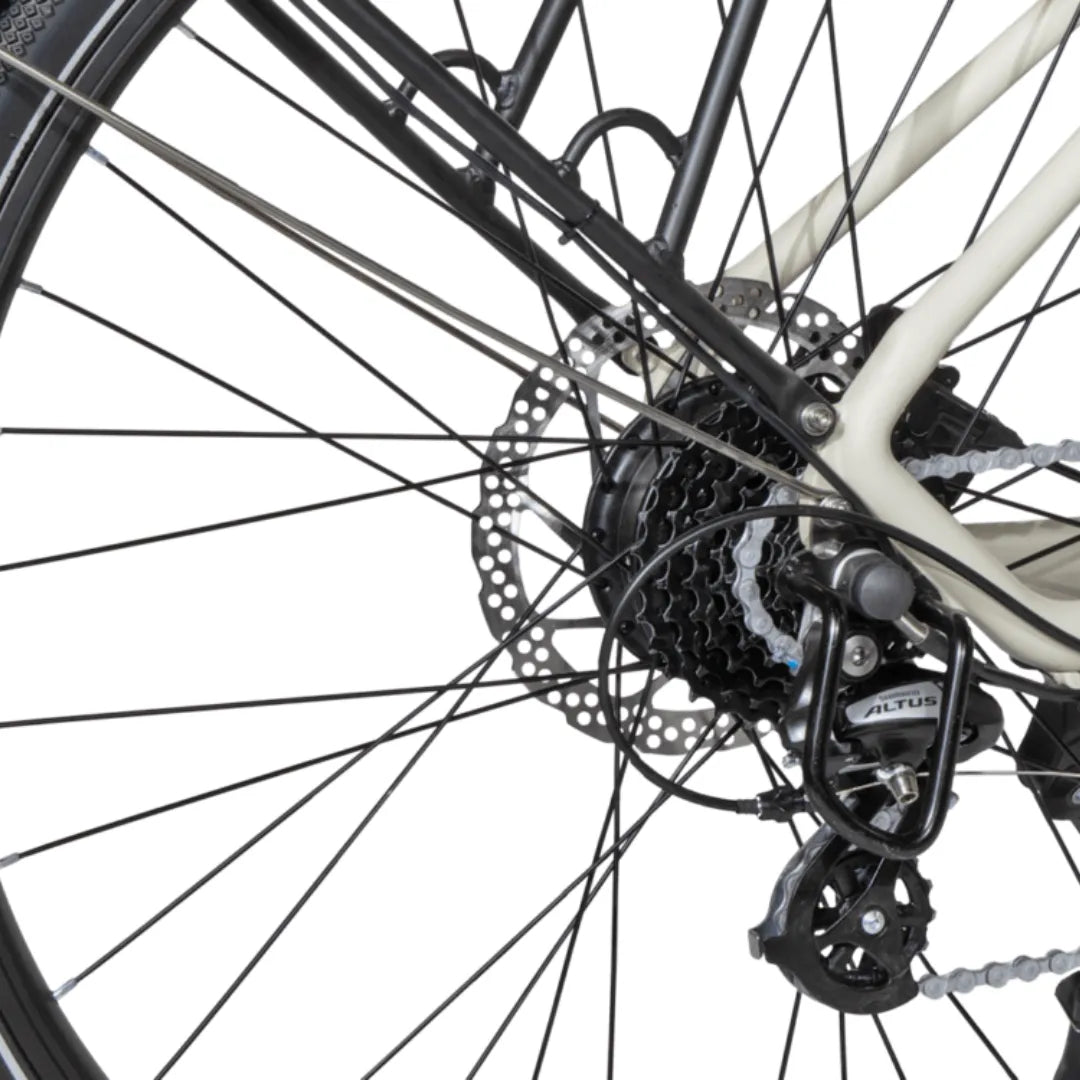 Detaljni prikaz stražnjeg kotača i Shimano Altus mjenjača na električnom biciklu MS Energy c40