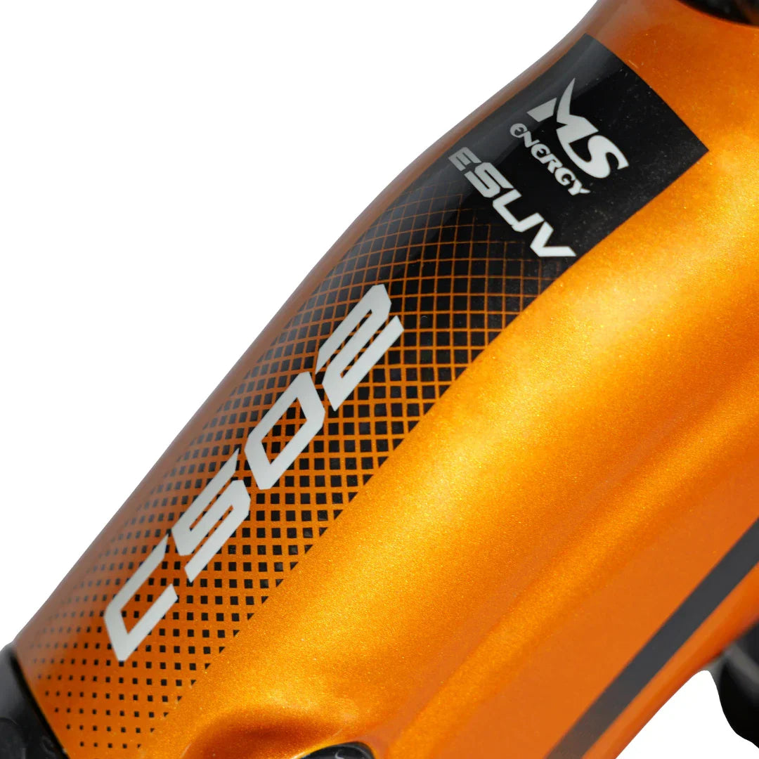 Detalj narančastog okvira električnog bicikla MS Energy eSUV c502 s logotipom i oznakom modela