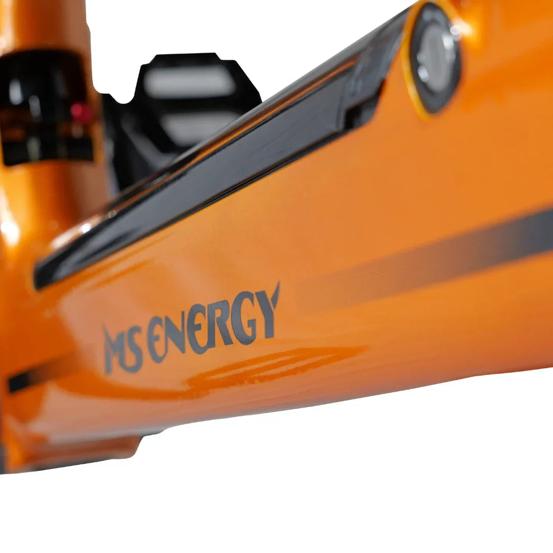 Krupni kadar narančastog okvira električnog bicikla MS Energy SUV c502 s logotipom