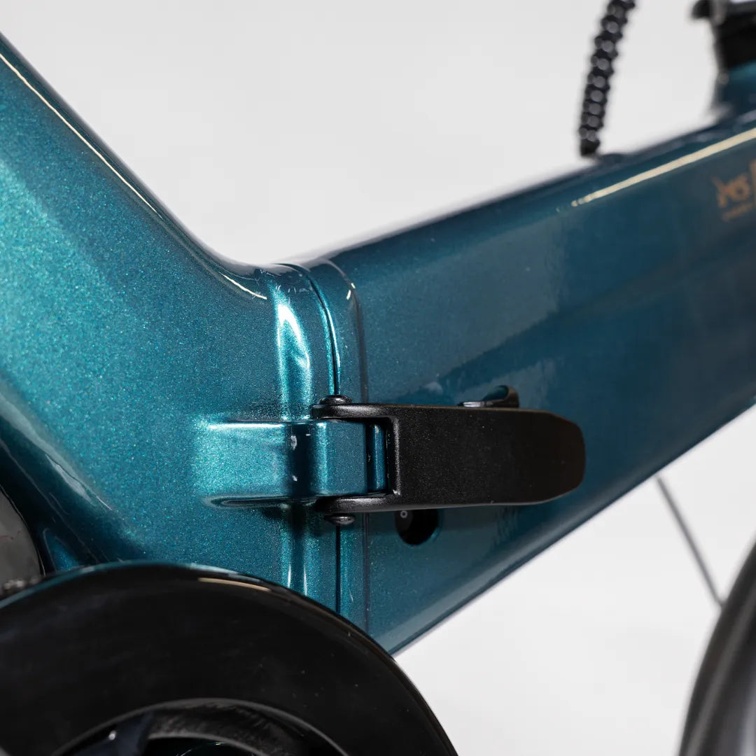 Detalj crnog mehanizma za preklapanje okvira električnog bicikla MS Energy Urbanfold i6 tamno plave
