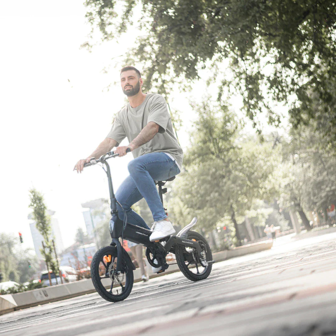 Muškarac vozi crni električni bicikl MS Energy UrbanFold i6 na gradskoj ulici pogled s boka