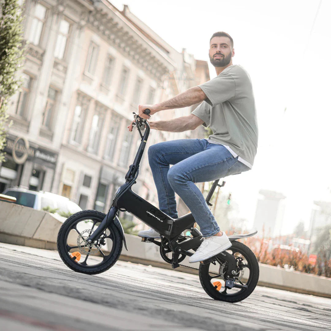 Muškarac vozi crni električni bicikl MS Energy UrbanFold i6 na gradskoj ulici, bočni prikaz