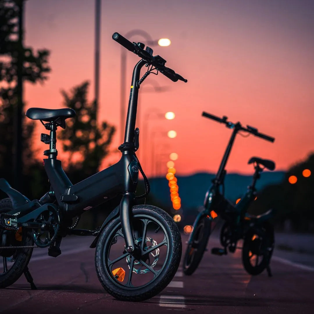 Crni električni bicikl MS Energy UrbanFold i6 na otvorenoj cesti uz zalazak sunca