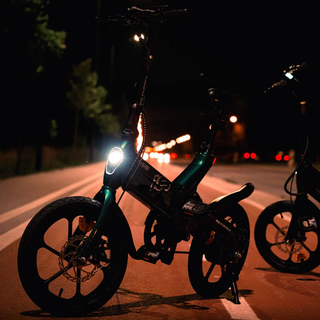 Električni bicikl MS Energy UrbanFold i6 s upaljenim prednjim svjetlom noću na cesti