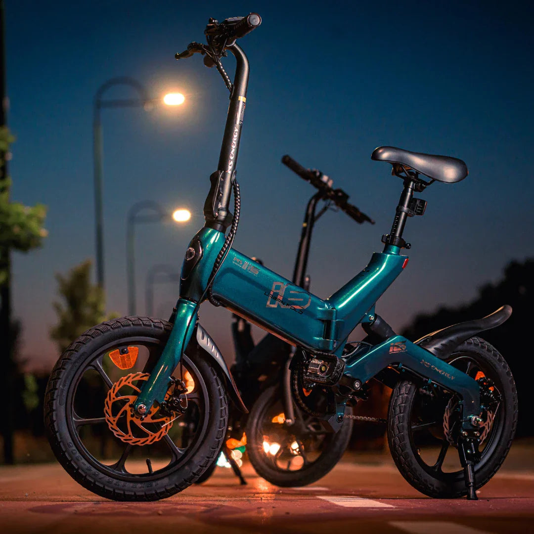 Električni bicikl MS Energy UrbanFold i6 tamnozelene boje, bočni pogled noću