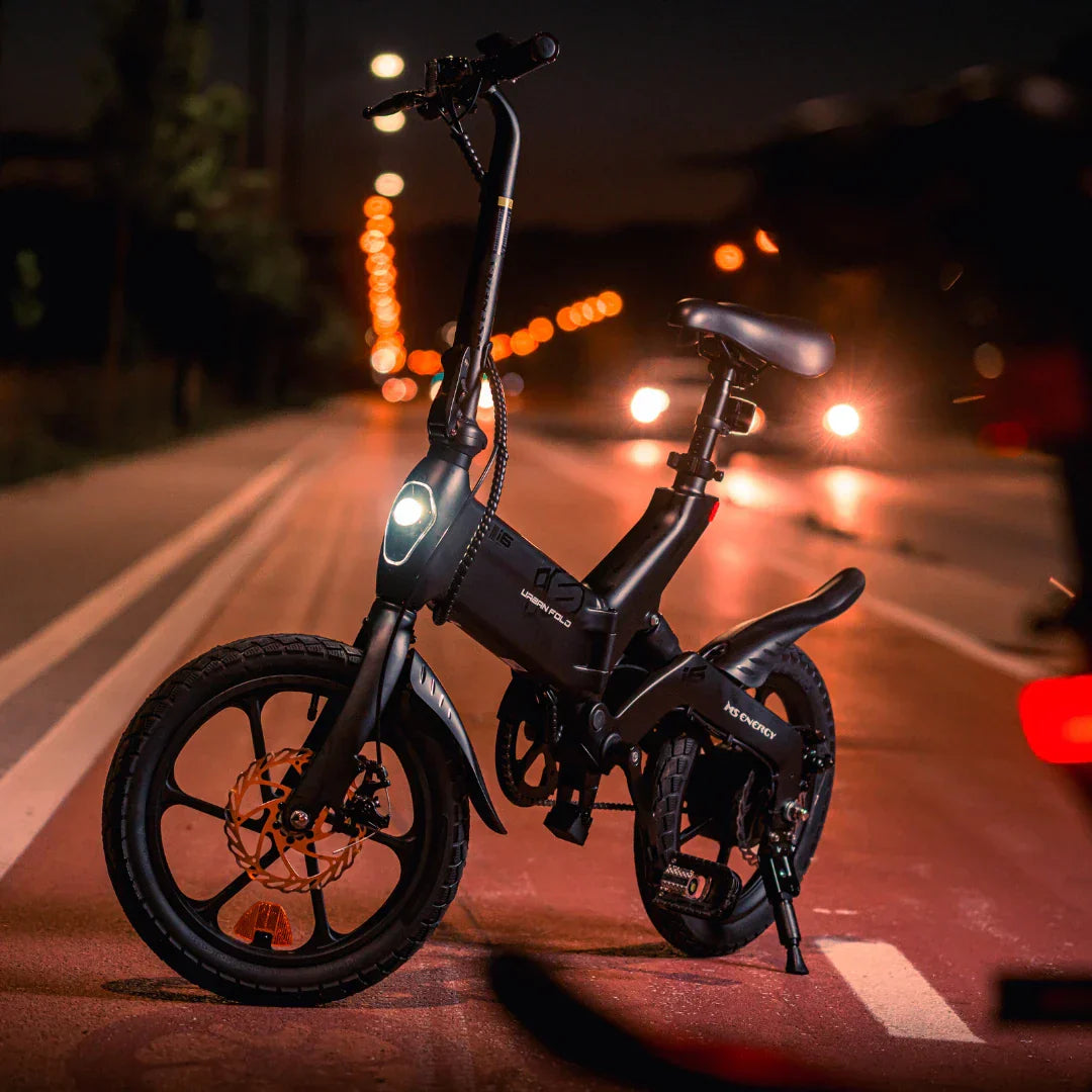 Crni električni bicikl MS Energy Urbanfold i6 parkiran na biciklističkoj stazi po noći