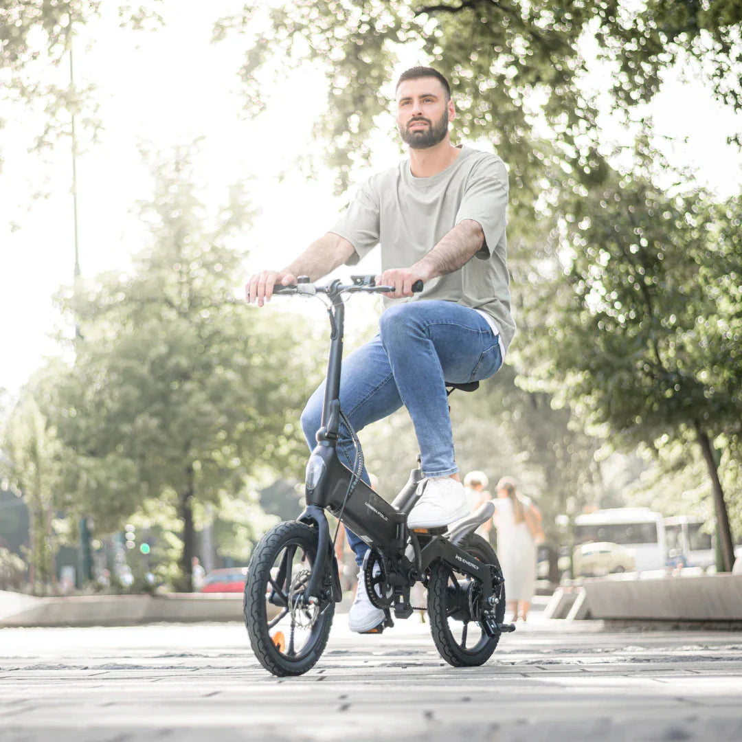 Muškarac vozi crni električni bicikl MS Energy UrbanFold i6 na gradskoj ulici pogled sprijeda