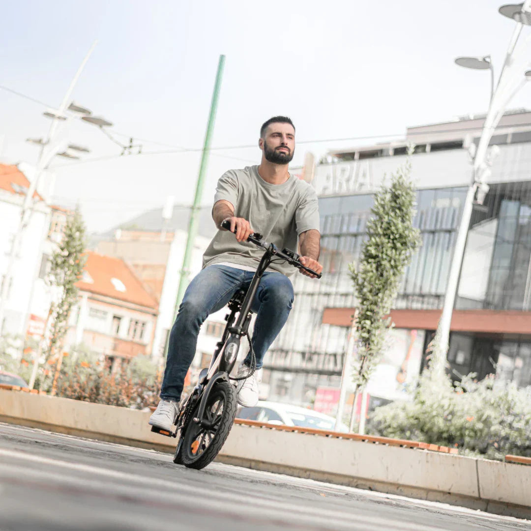 Muškarac vozi crni električni bicikl MS Energy UrbanFold i6 gradskim ulicama, pogled sprijeda