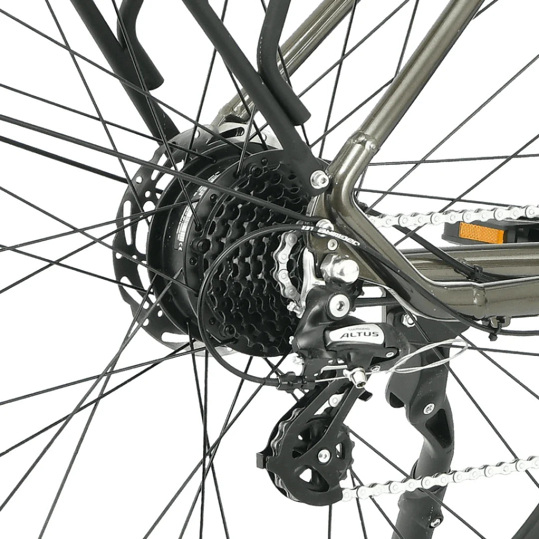 Stražnji kotač i Shimano Altus mjenjač električnog bicikla MS Energy Zorya sivi detalj