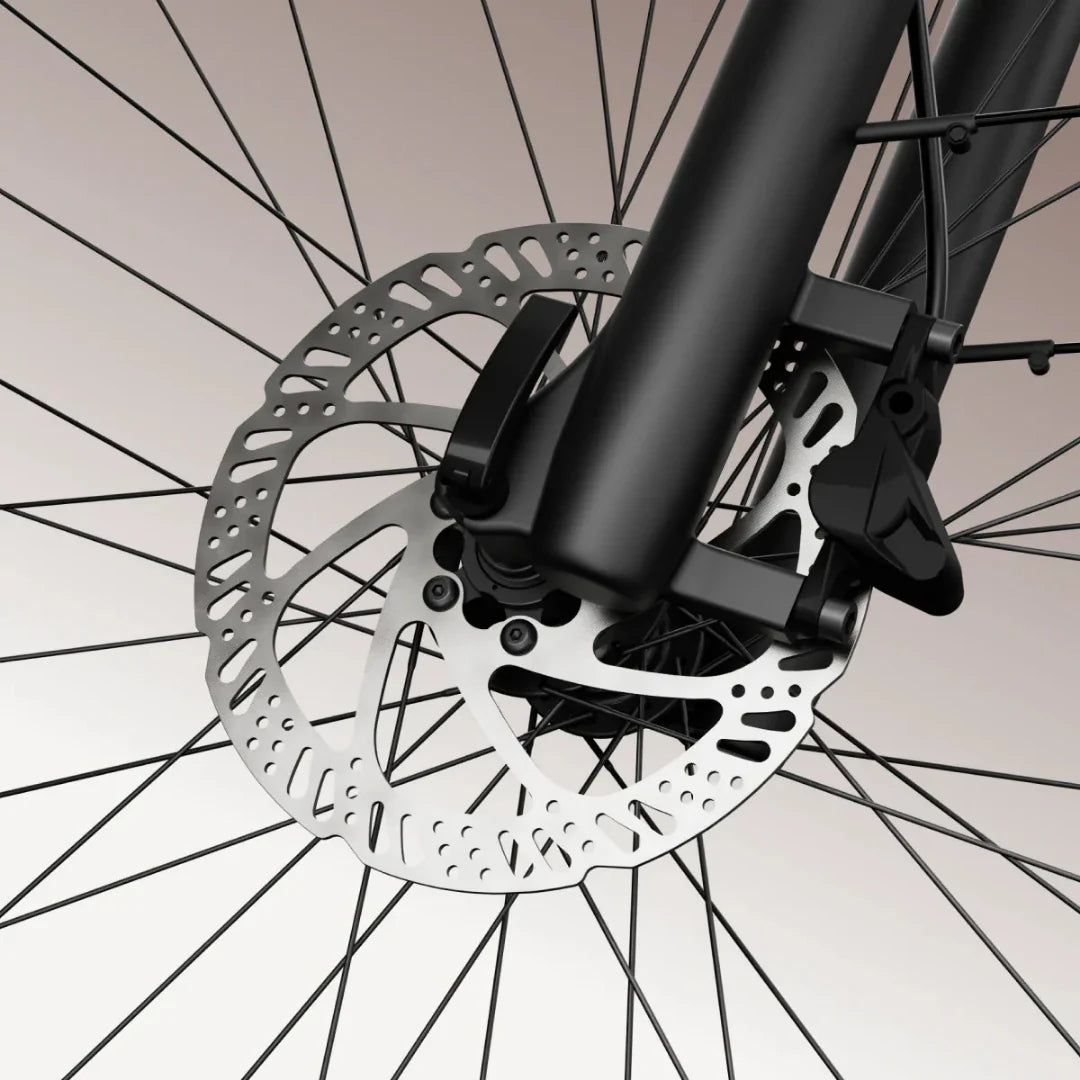 Detalj prednje disk kočnice električnog bicikla Tenways AGO Air u crnoj boji
