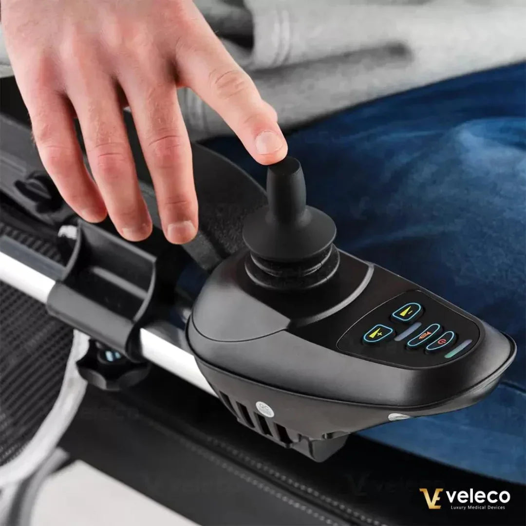 Upravljač električnih invalidskih kolica Veleco Cosmo s joystickom i kontrolnom pločom izbliza