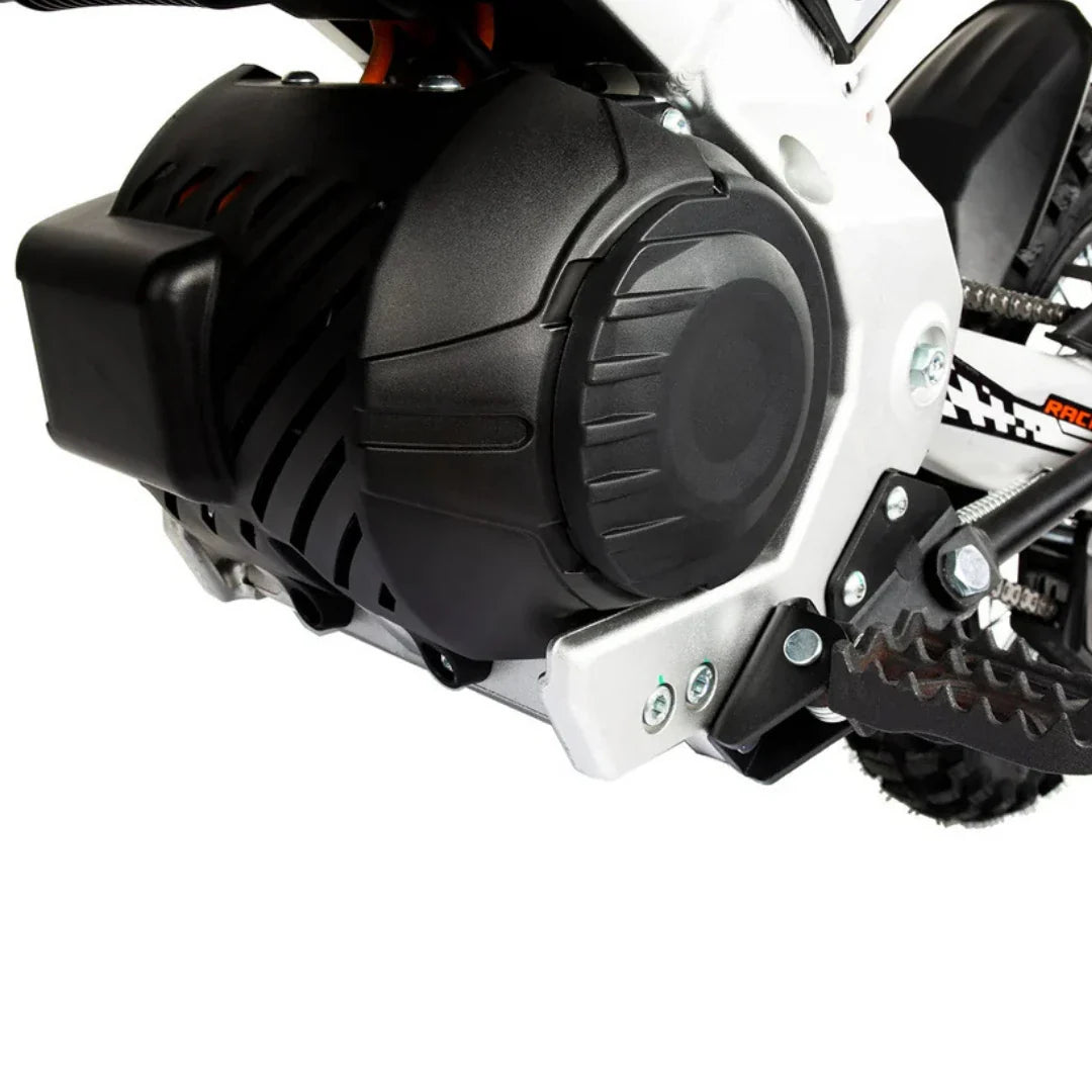 Crni poklopac elektromotora na električnom kros motociklu KuKirin X1, detaljni prikaz pogona