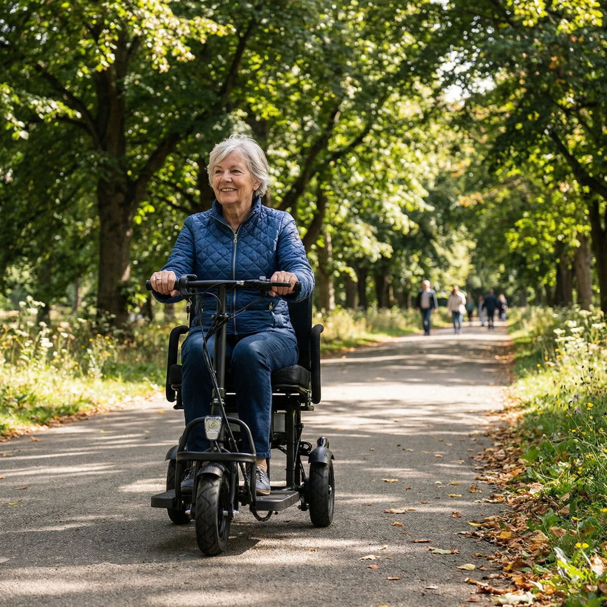 Starija žena vozi crna električna mobilna kolica Panter 10 stazom u parku, pogled sprijeda