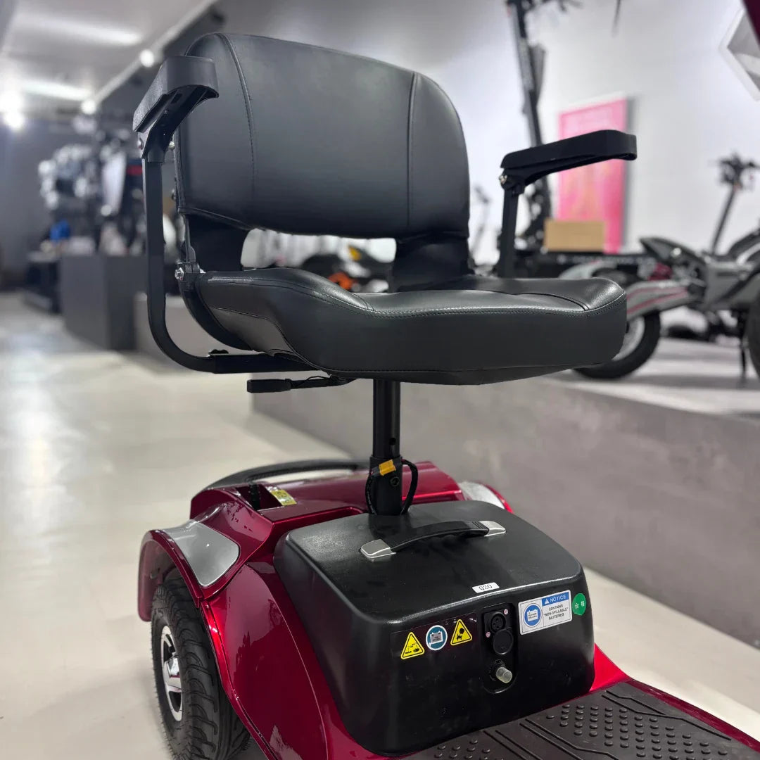 Crveni električni skuter za starije osobe Eco Speed Senior s crnim sjedalom bočni pogled